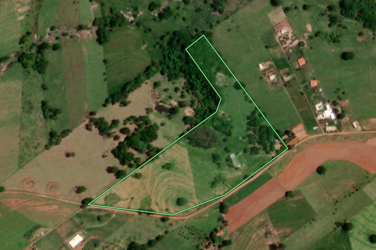 Imagem de satélite do imóvel rural em Alfredo Marcondes (SP), com o contorno declarado no CAR desenhado por cima.