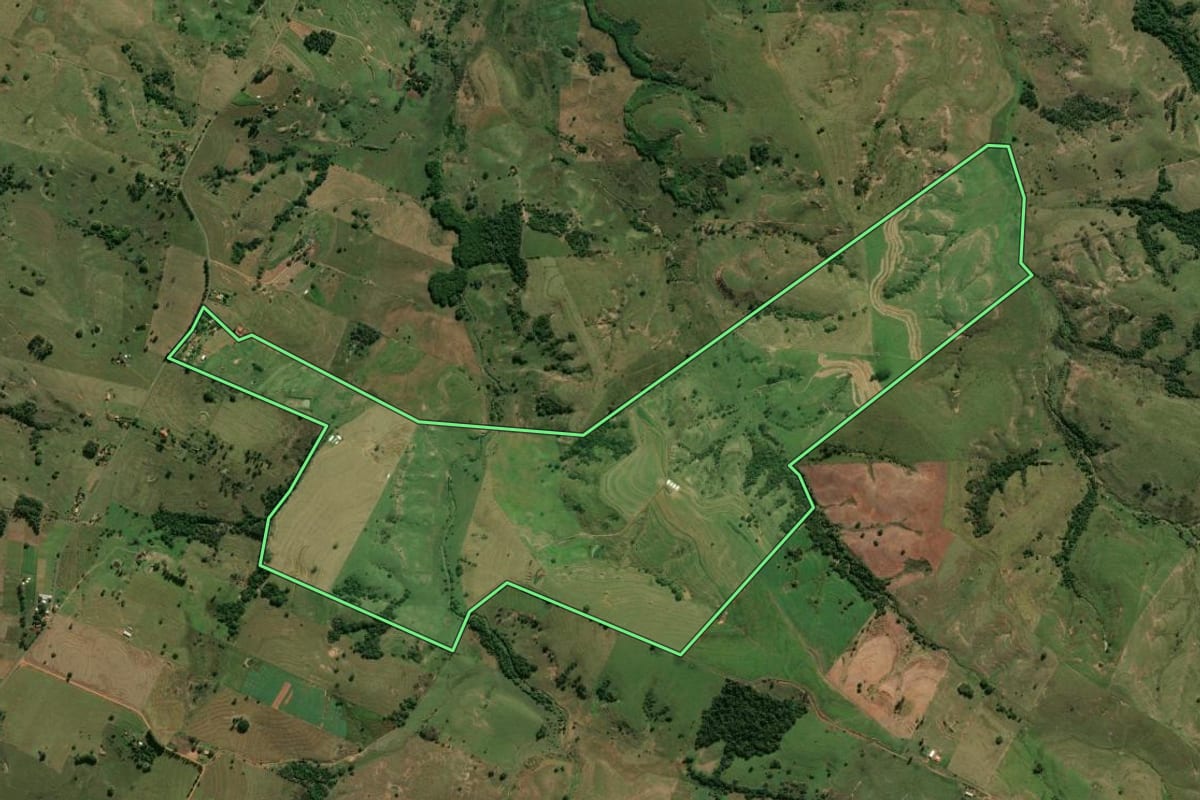 Imagem de satélite do imóvel rural em Alfredo Marcondes (SP), com o contorno declarado no CAR desenhado por cima.