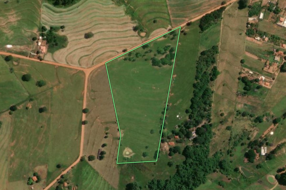 Imagem de satélite do imóvel rural em Alfredo Marcondes (SP), com o contorno declarado no CAR desenhado por cima.