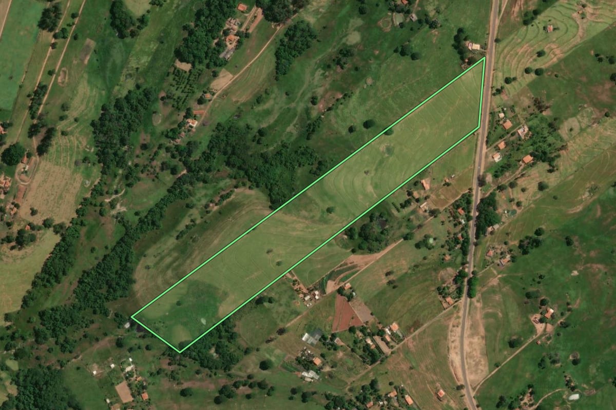 Imagem de satélite do imóvel rural em Alfredo Marcondes (SP), com o contorno declarado no CAR desenhado por cima.