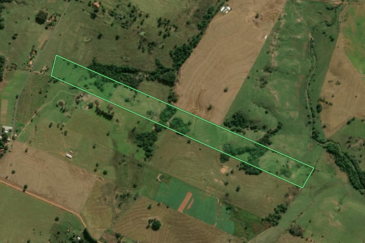 Imagem de satélite do imóvel rural em Alfredo Marcondes (SP), com o contorno declarado no CAR desenhado por cima.