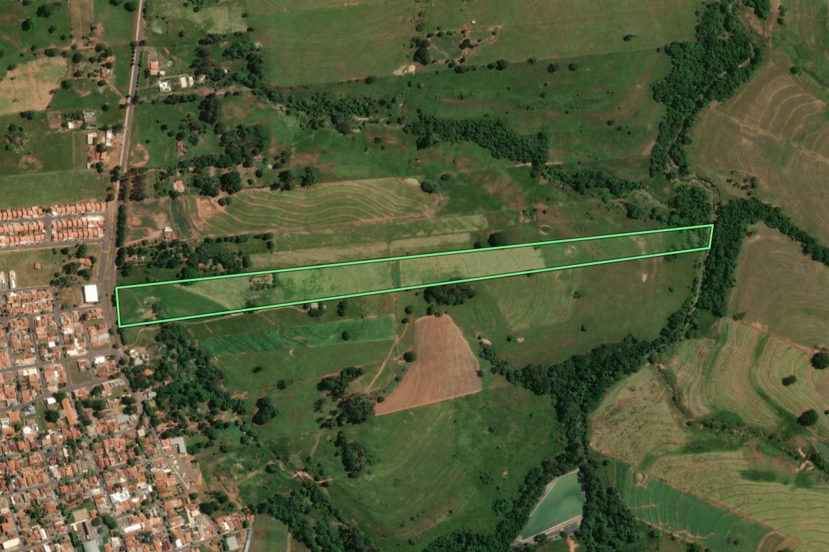 Imagem de satélite do imóvel rural em Alfredo Marcondes (SP), com o contorno declarado no CAR desenhado por cima.