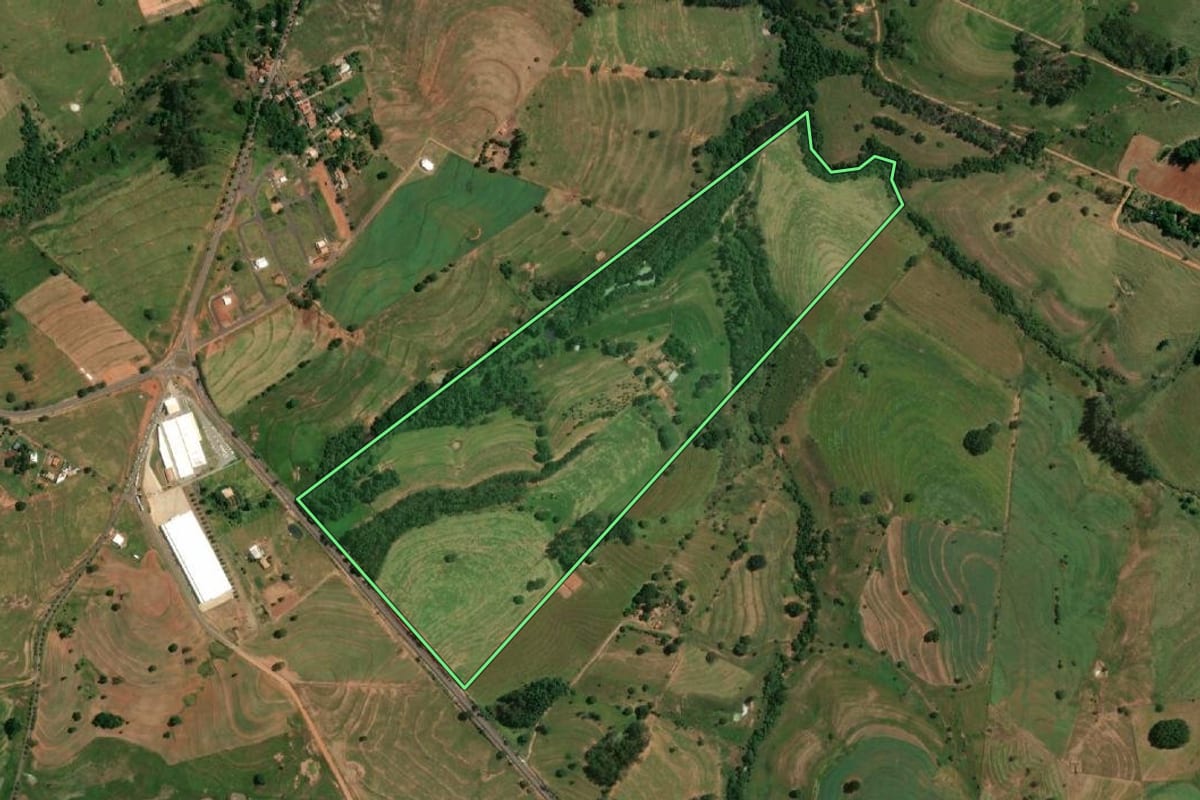 Imagem de satélite do imóvel rural em Alfredo Marcondes (SP), com o contorno declarado no CAR desenhado por cima.