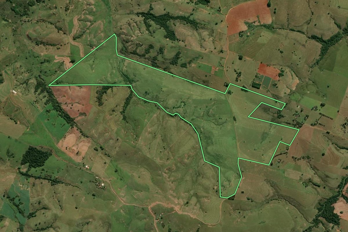 Imagem de satélite do imóvel rural em Alfredo Marcondes (SP), com o contorno declarado no CAR desenhado por cima.