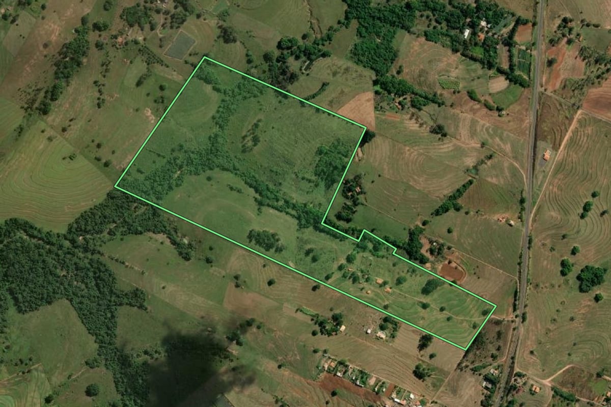 Imagem de satélite do imóvel rural em Alfredo Marcondes (SP), com o contorno declarado no CAR desenhado por cima.
