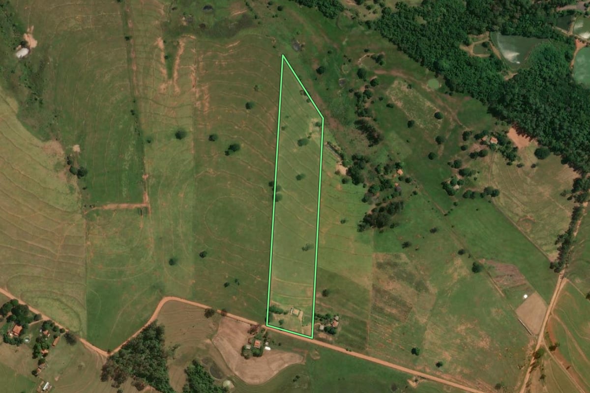 Imagem de satélite do imóvel rural em Alfredo Marcondes (SP), com o contorno declarado no CAR desenhado por cima.