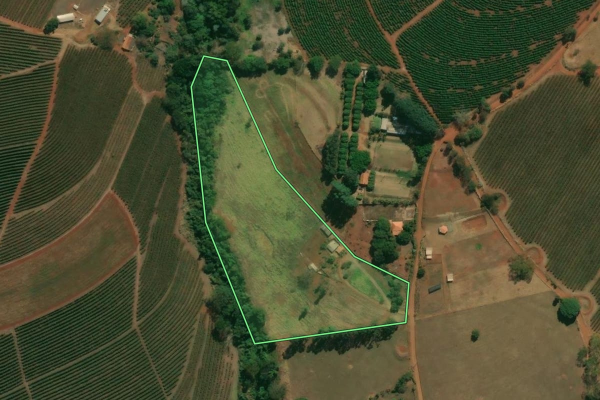 Imagem de satélite do imóvel rural em Altinópolis (SP), com o contorno declarado no CAR desenhado por cima.