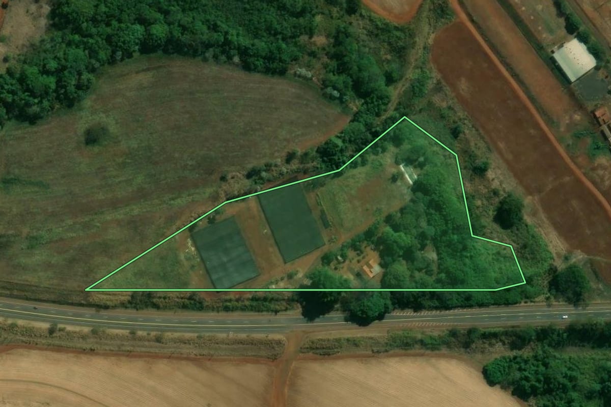 Imagem de satélite do imóvel rural em Altinópolis (SP), com o contorno declarado no CAR desenhado por cima.