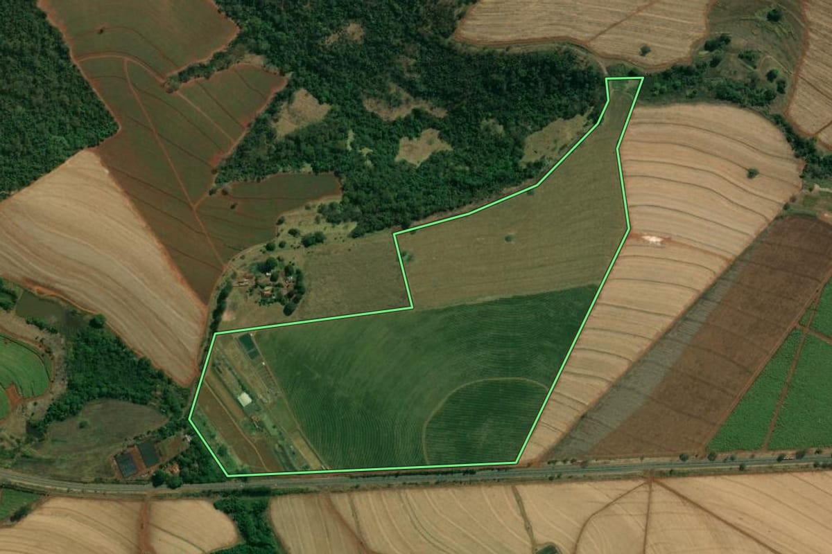 Imagem de satélite do imóvel rural em Altinópolis (SP), com o contorno declarado no CAR desenhado por cima.