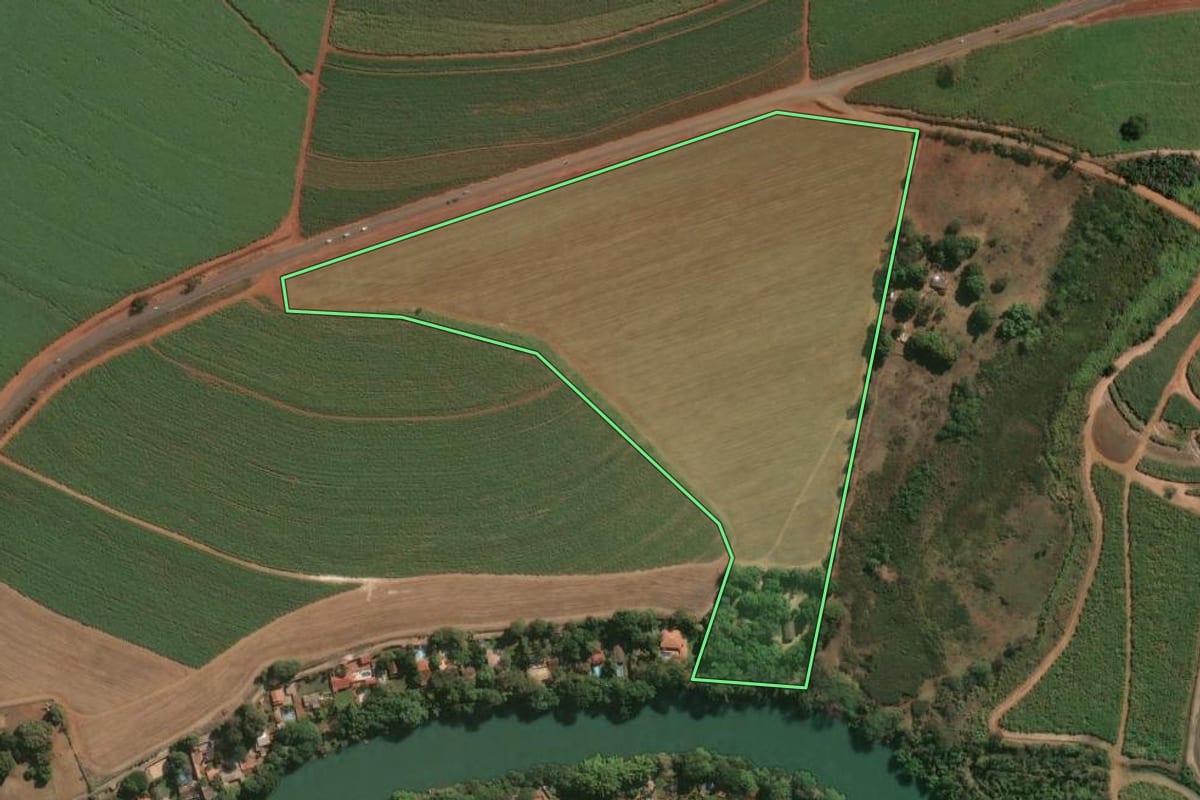 Imagem de satélite do imóvel rural em Altinópolis (SP), com o contorno declarado no CAR desenhado por cima.