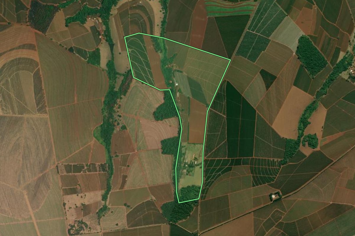 Imagem de satélite do imóvel rural em Altinópolis (SP), com o contorno declarado no CAR desenhado por cima.