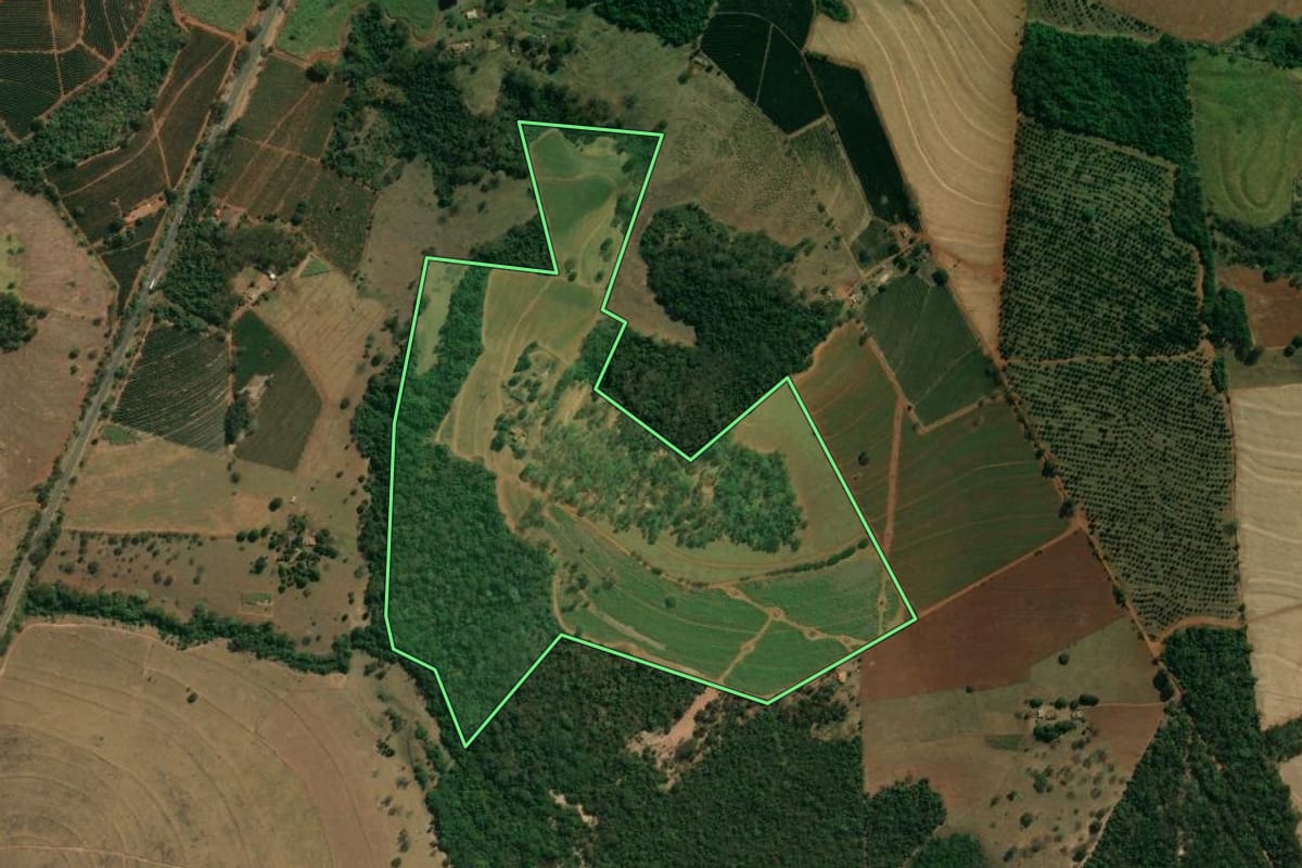 Imagem de satélite do imóvel rural em Altinópolis (SP), com o contorno declarado no CAR desenhado por cima.