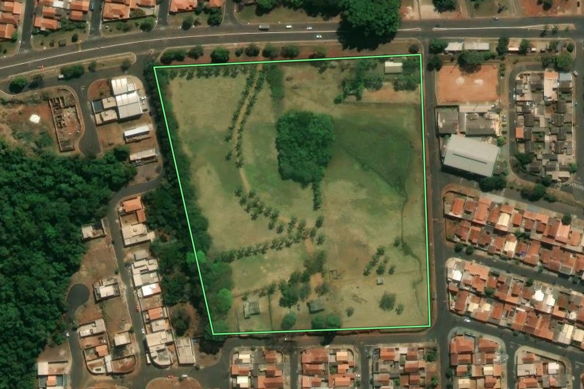 Imagem de satélite do imóvel rural em Altinópolis (SP), com o contorno declarado no CAR desenhado por cima.