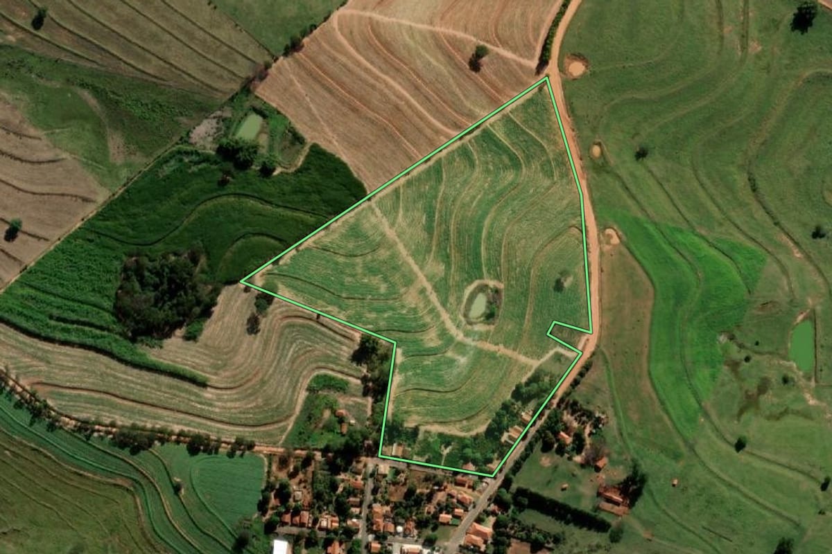 Imagem de satélite do imóvel rural em Alto Alegre (SP), com o contorno declarado no CAR desenhado por cima.