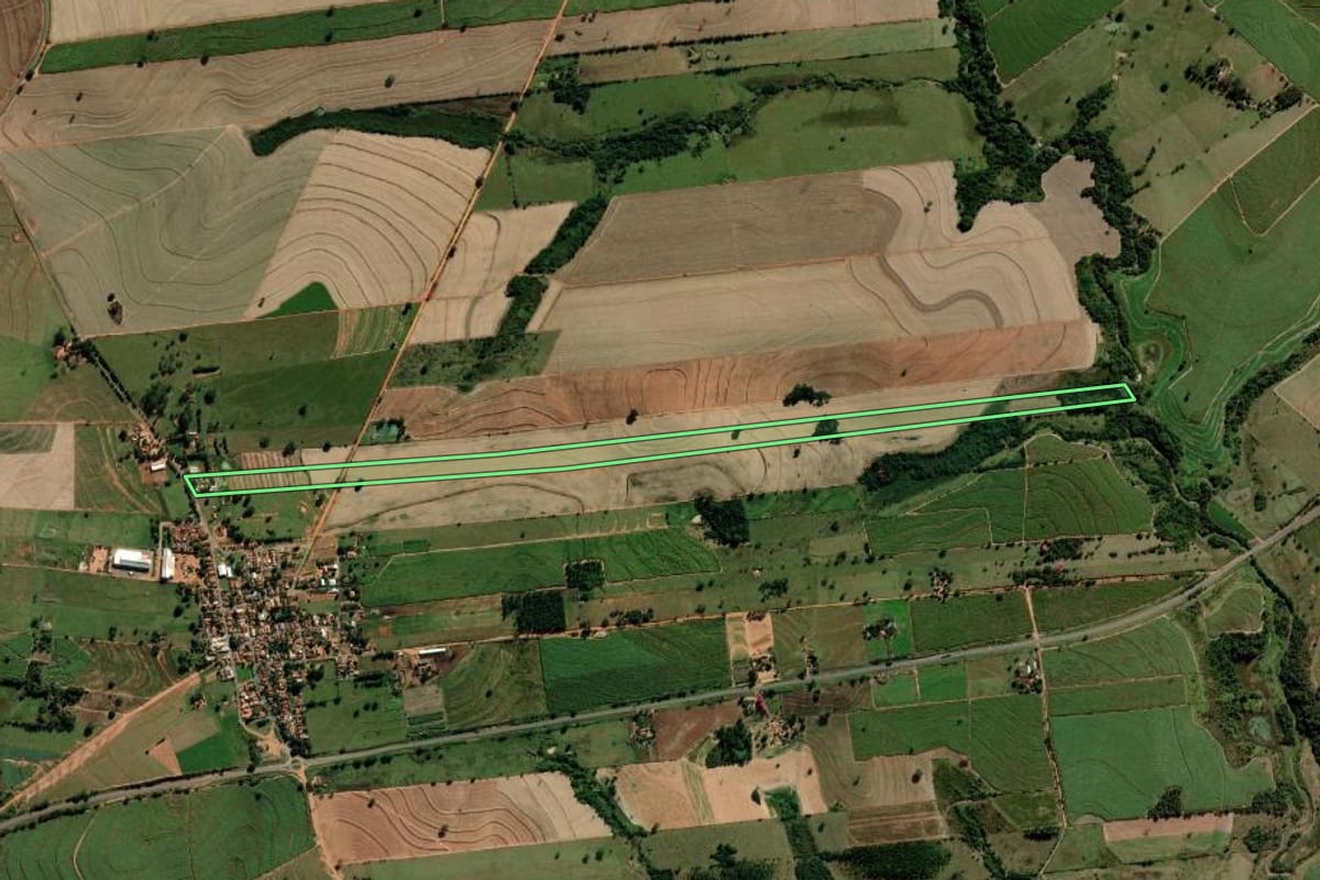 Imagem de satélite do imóvel rural em Alto Alegre (SP), com o contorno declarado no CAR desenhado por cima.