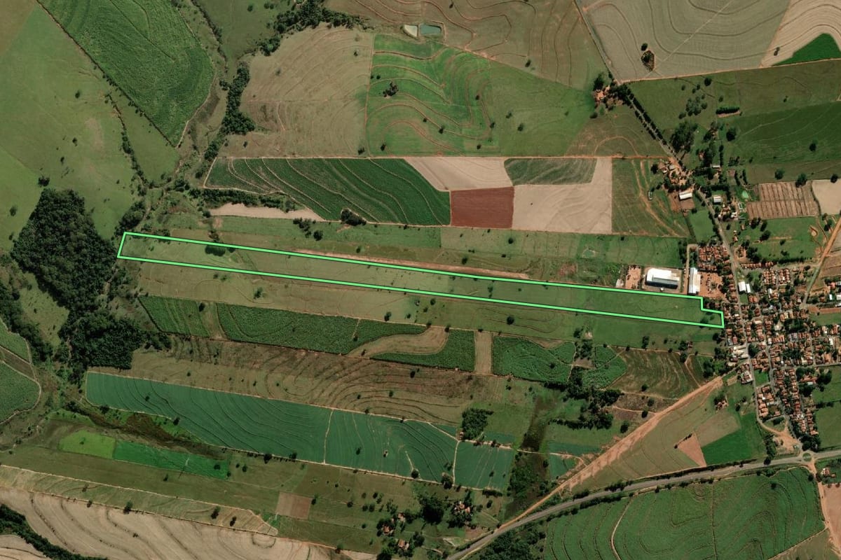 Imagem de satélite do imóvel rural em Alto Alegre (SP), com o contorno declarado no CAR desenhado por cima.