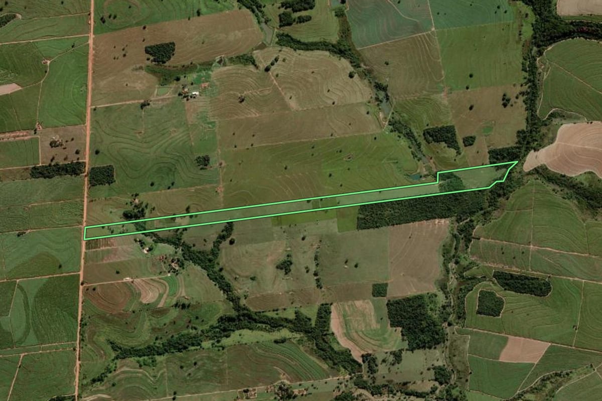 Imagem de satélite do imóvel rural em Alto Alegre (SP), com o contorno declarado no CAR desenhado por cima.