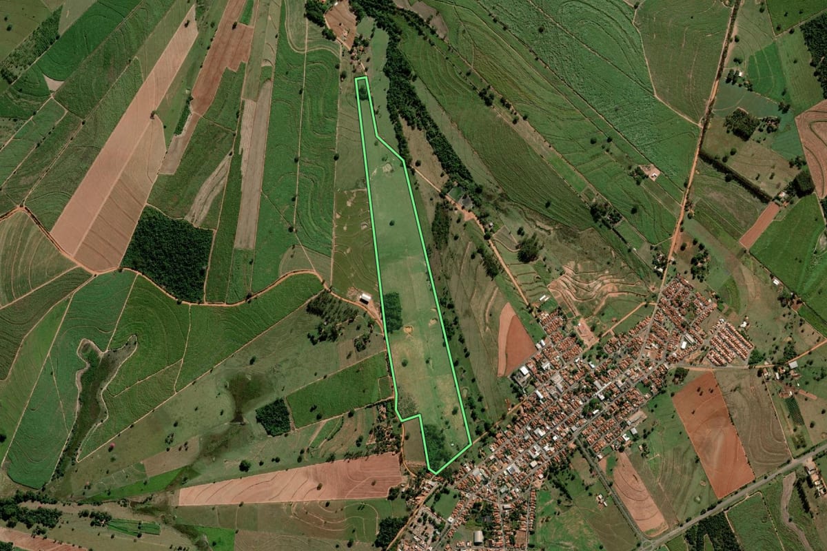 Imagem de satélite do imóvel rural em Alto Alegre (SP), com o contorno declarado no CAR desenhado por cima.