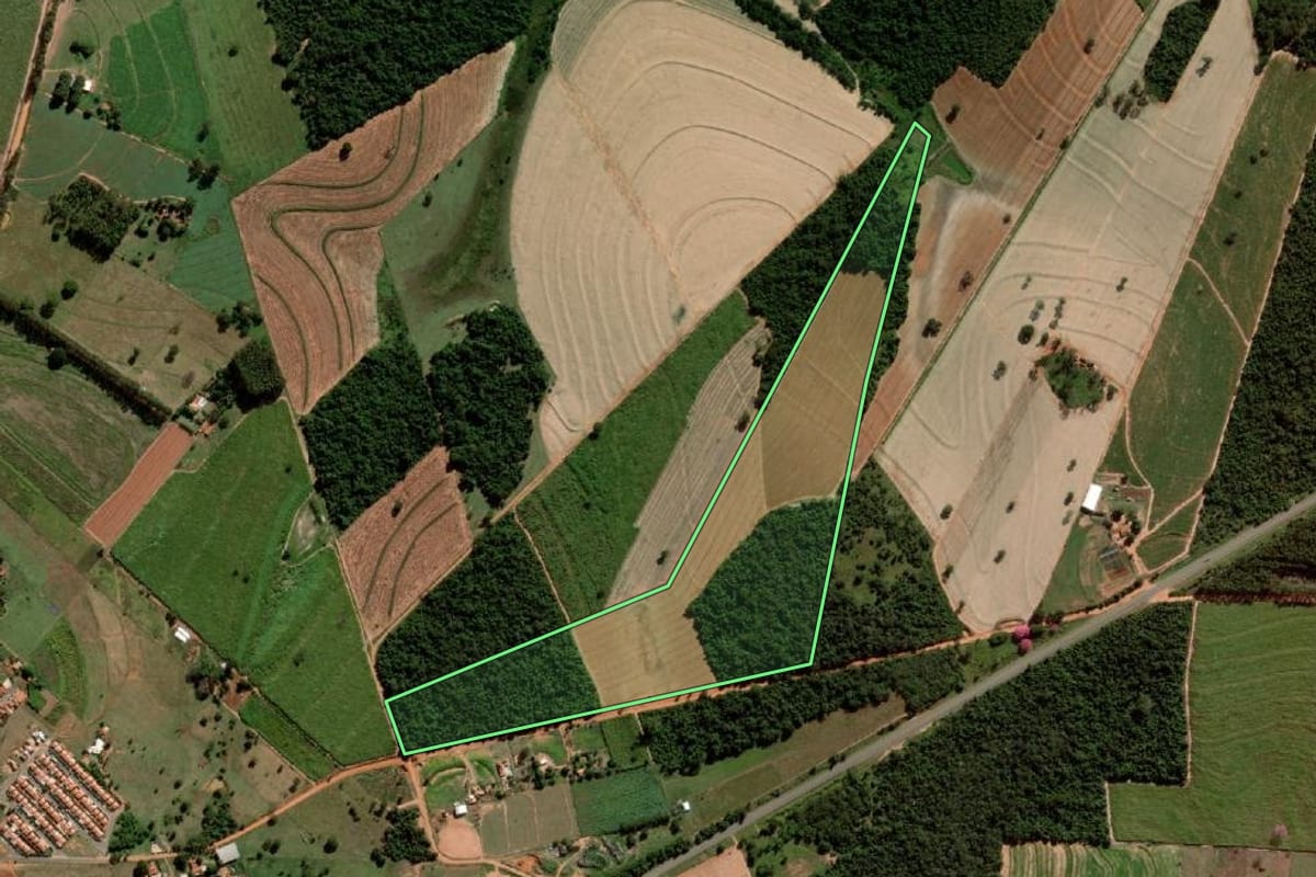 Imagem de satélite do imóvel rural em Alto Alegre (SP), com o contorno declarado no CAR desenhado por cima.