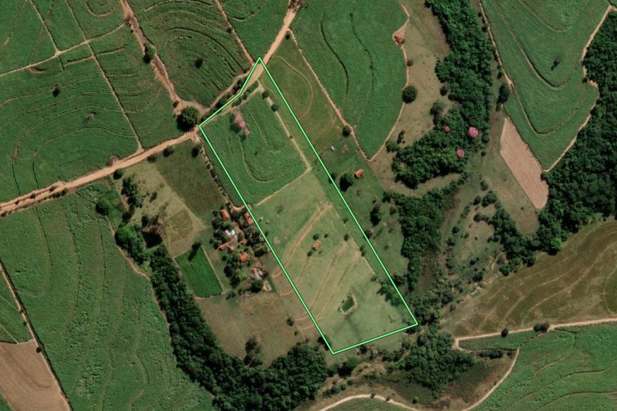 Imagem de satélite do imóvel rural em Alto Alegre (SP), com o contorno declarado no CAR desenhado por cima.