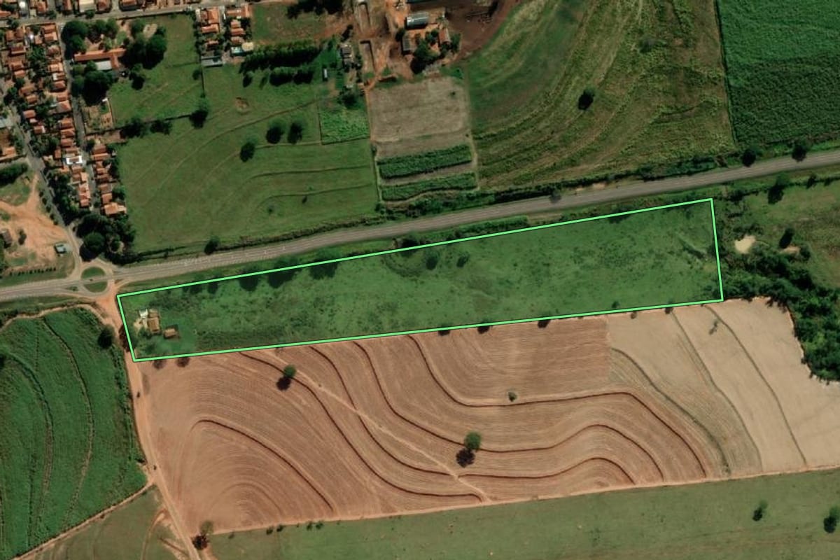 Imagem de satélite do imóvel rural em Alto Alegre (SP), com o contorno declarado no CAR desenhado por cima.