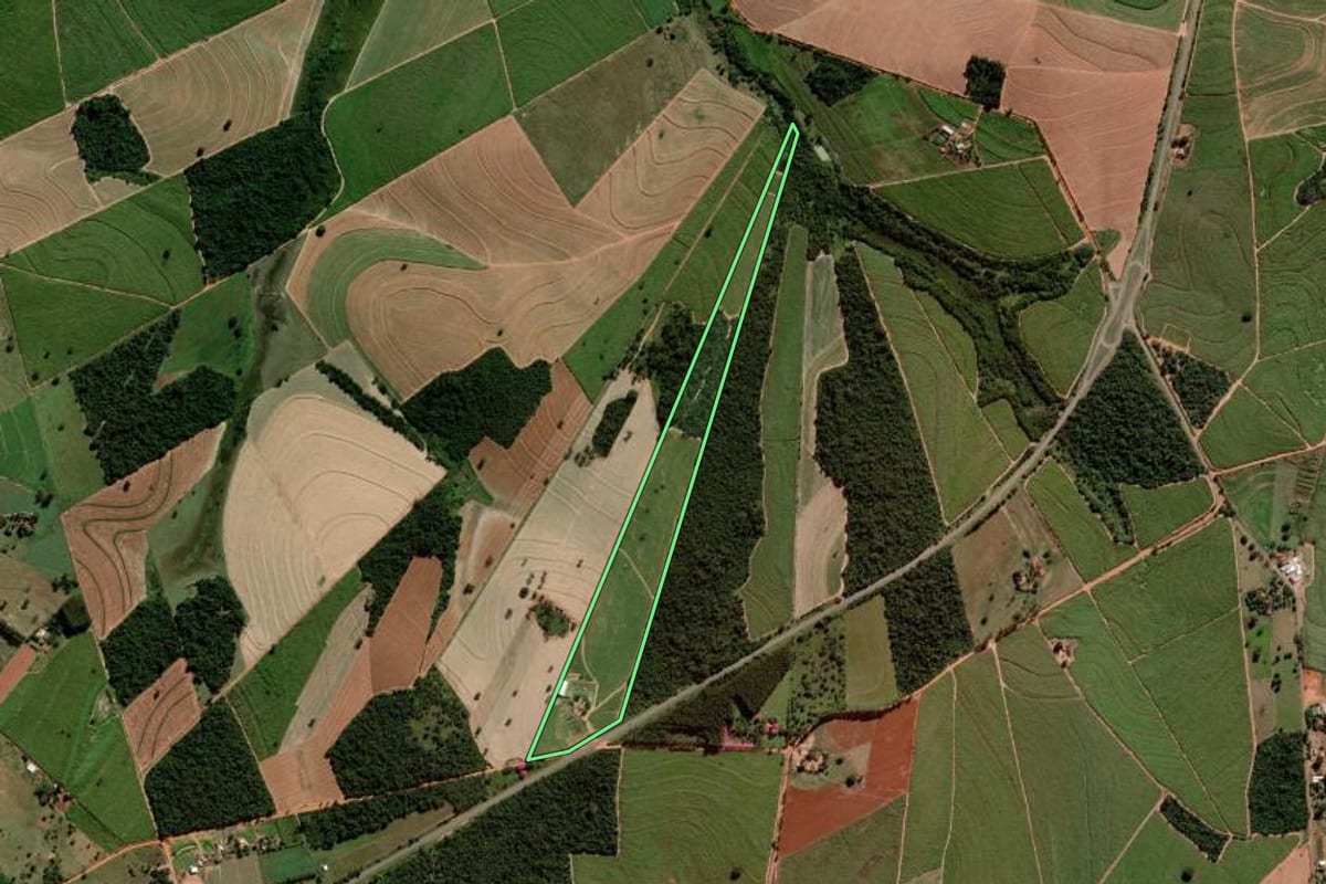 Imagem de satélite do imóvel rural em Alto Alegre (SP), com o contorno declarado no CAR desenhado por cima.