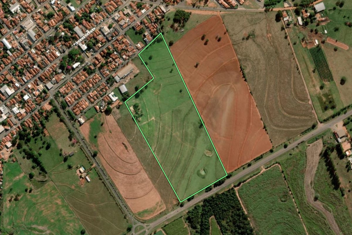 Imagem de satélite do imóvel rural em Alto Alegre (SP), com o contorno declarado no CAR desenhado por cima.