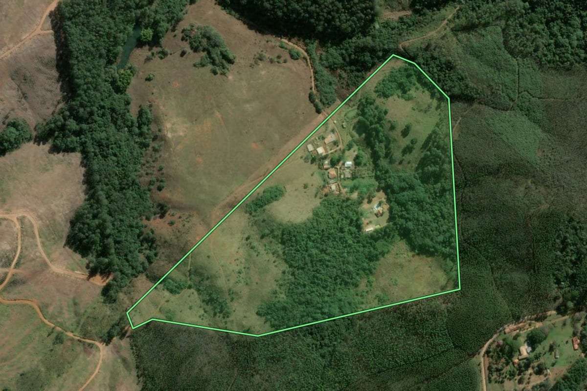 Imagem de satélite do imóvel rural em Alumínio (SP), com o contorno declarado no CAR desenhado por cima.