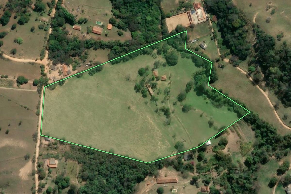 Imagem de satélite do imóvel rural em Alumínio (SP), com o contorno declarado no CAR desenhado por cima.