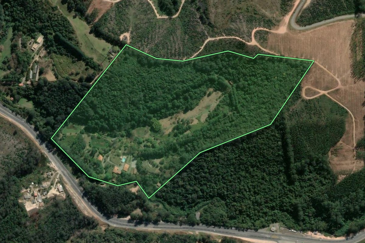 Imagem de satélite do imóvel rural em Alumínio (SP), com o contorno declarado no CAR desenhado por cima.