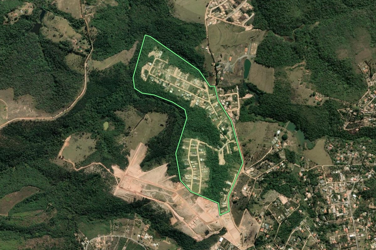 Imagem de satélite do imóvel rural em Alumínio (SP), com o contorno declarado no CAR desenhado por cima.