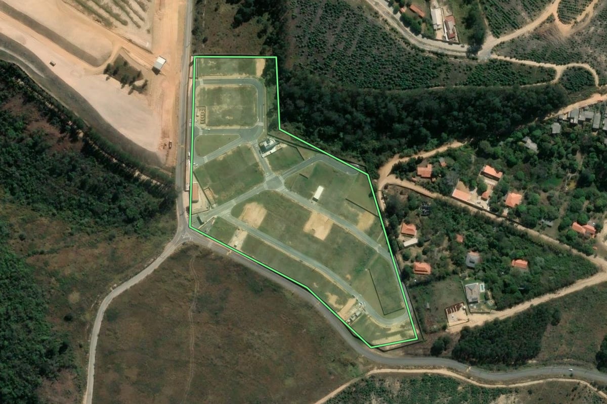 Imagem de satélite do imóvel rural em Alumínio (SP), com o contorno declarado no CAR desenhado por cima.