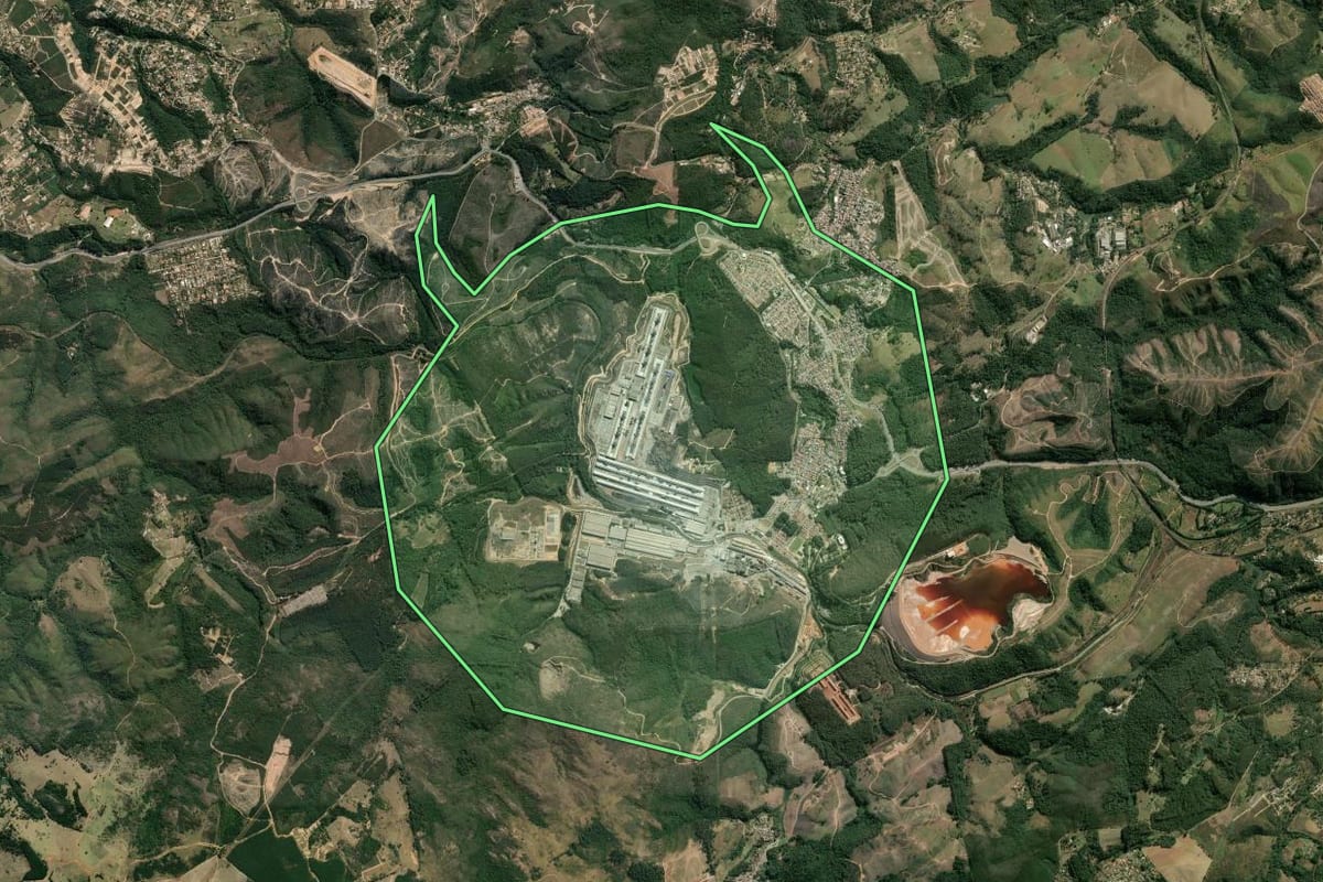 Imagem de satélite do imóvel rural em Alumínio (SP), com o contorno declarado no CAR desenhado por cima.
