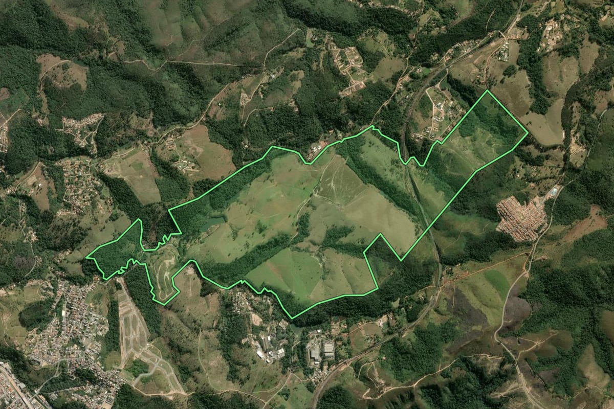Imagem de satélite do imóvel rural em Alumínio (SP), com o contorno declarado no CAR desenhado por cima.