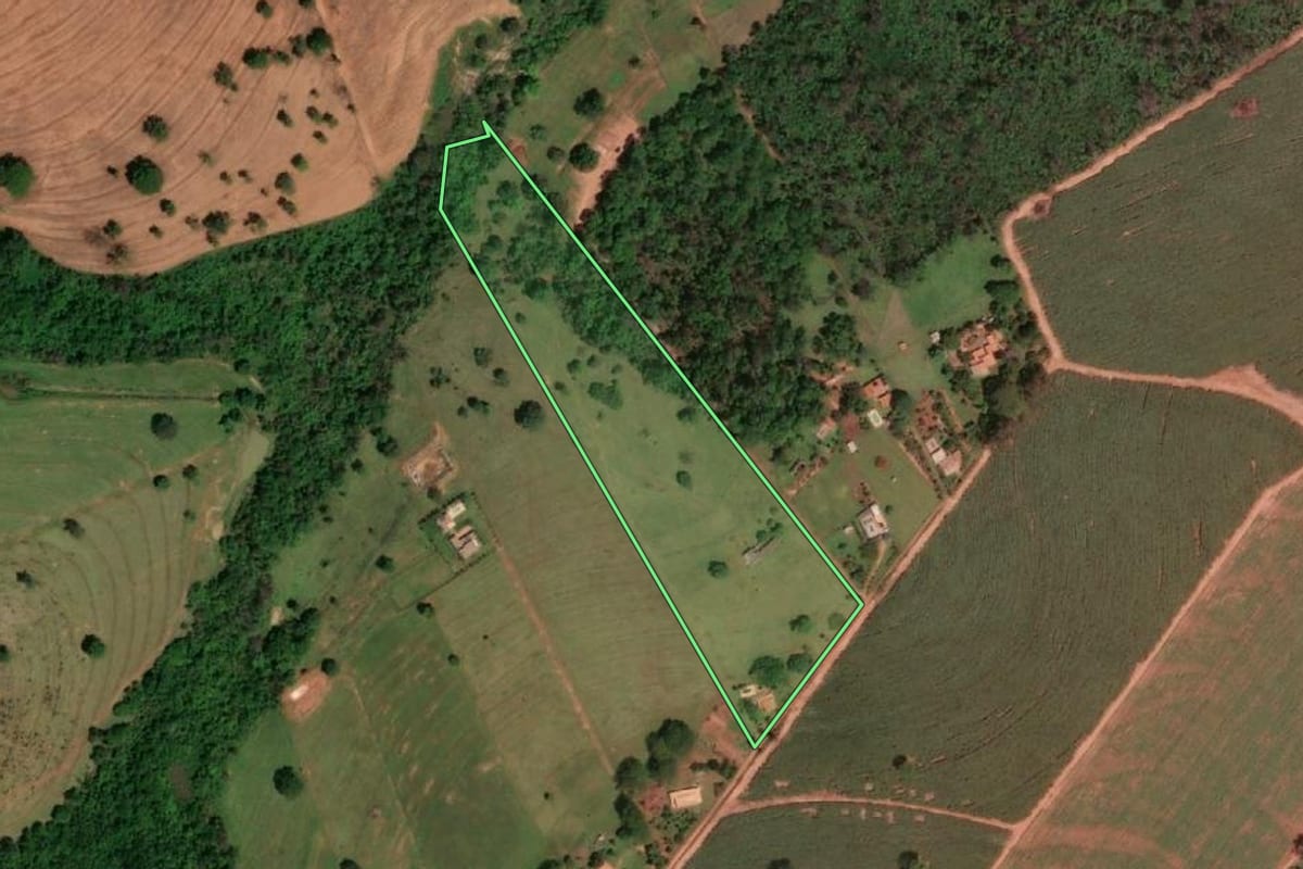 Imagem de satélite do imóvel rural em Álvares Florence (SP), com o contorno declarado no CAR desenhado por cima.