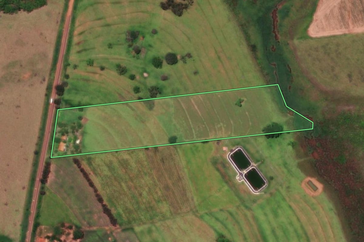 Imagem de satélite do imóvel rural em Álvares Florence (SP), com o contorno declarado no CAR desenhado por cima.