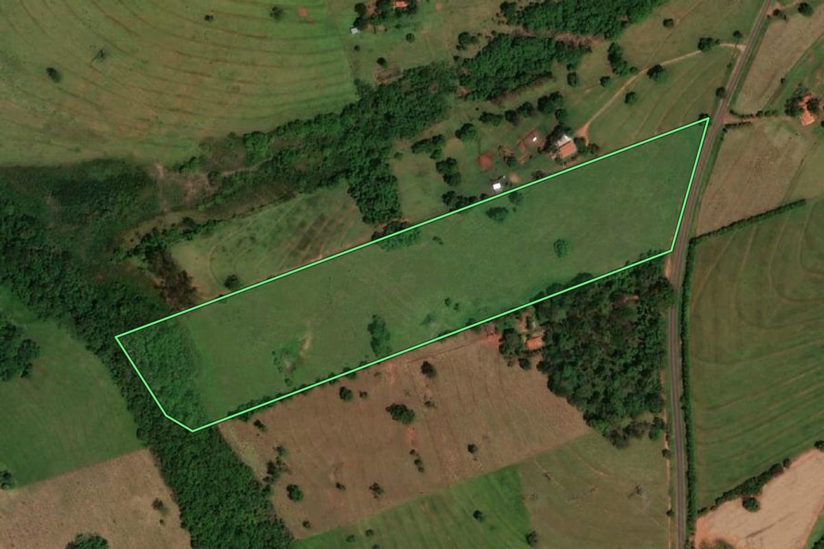 Imagem de satélite do imóvel rural em Álvares Florence (SP), com o contorno declarado no CAR desenhado por cima.