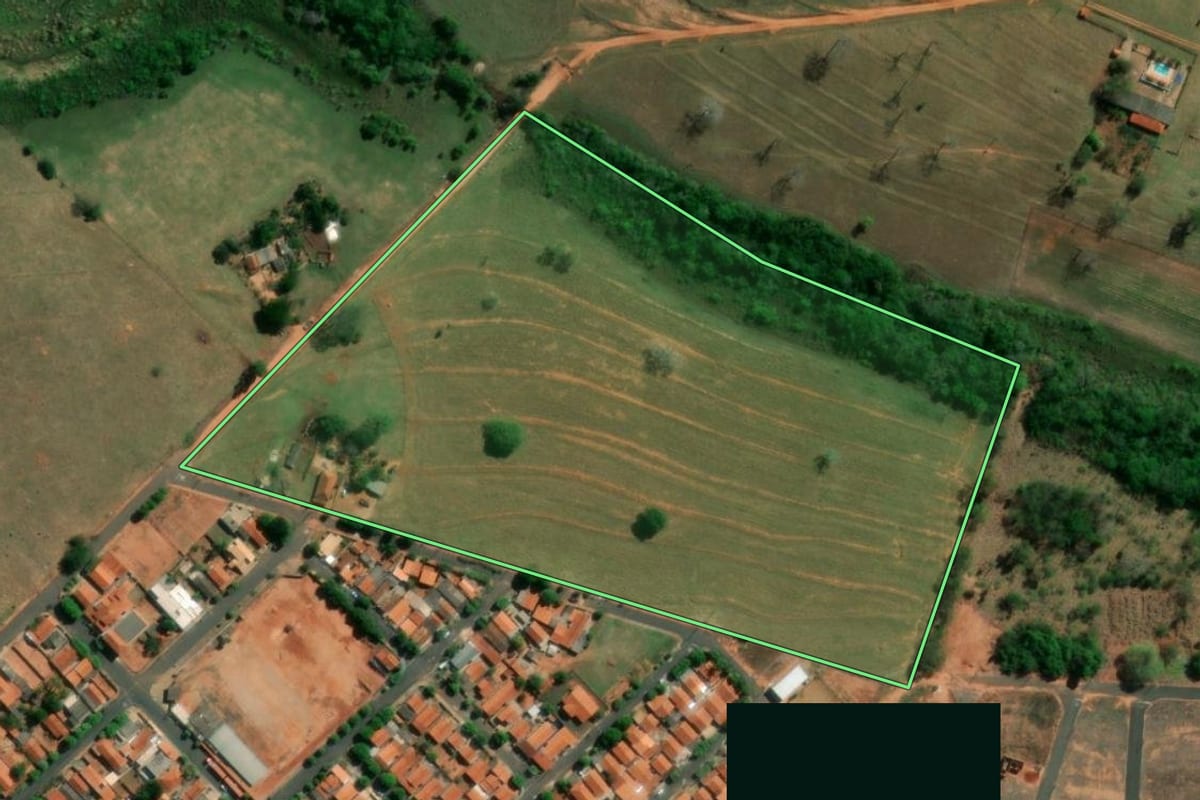 Imagem de satélite do imóvel rural em Álvares Florence (SP), com o contorno declarado no CAR desenhado por cima.
