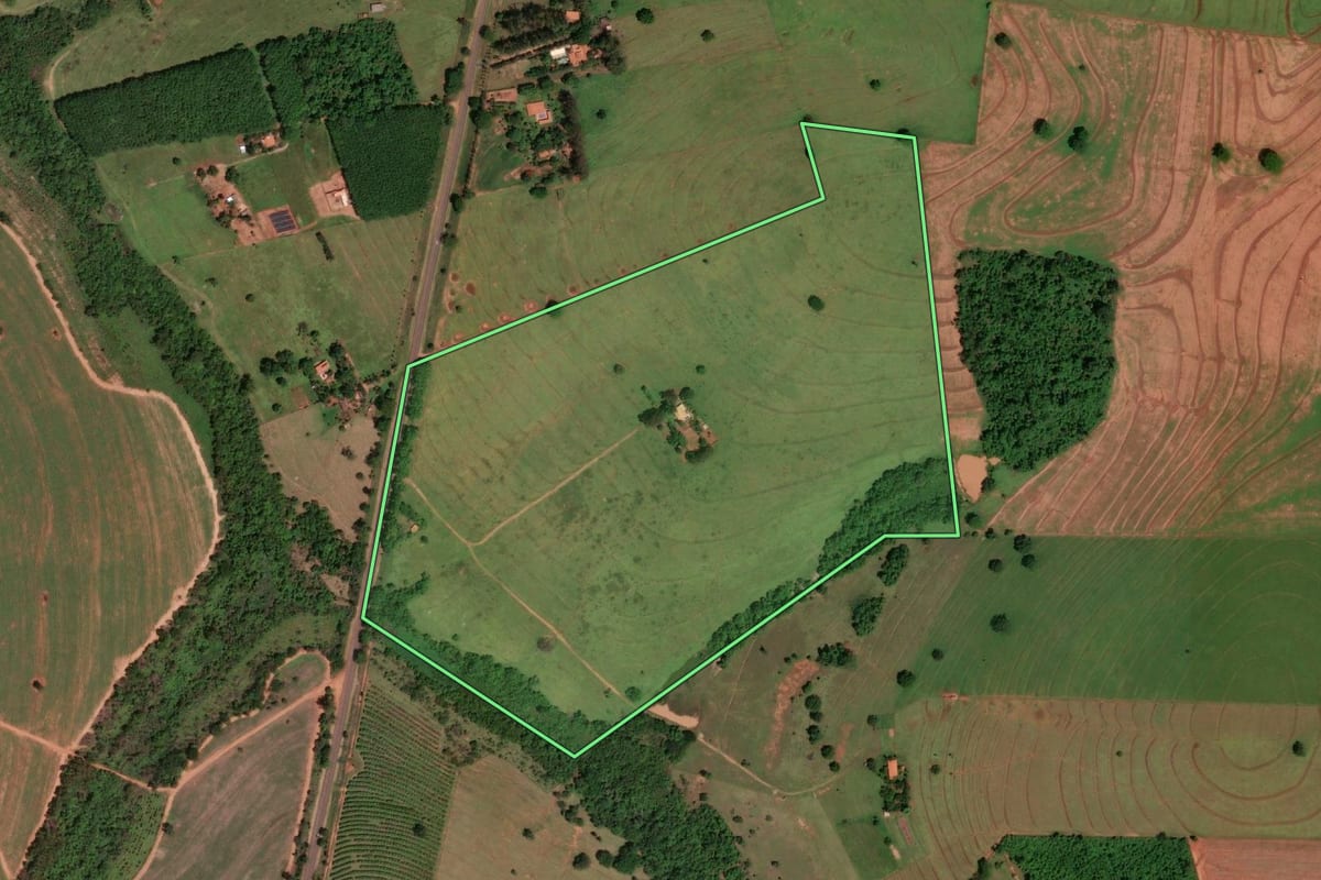 Imagem de satélite do imóvel rural em Álvares Florence (SP), com o contorno declarado no CAR desenhado por cima.