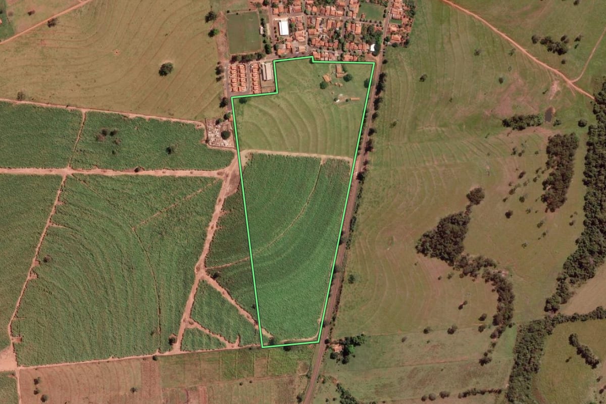 Imagem de satélite do imóvel rural em Álvares Florence (SP), com o contorno declarado no CAR desenhado por cima.