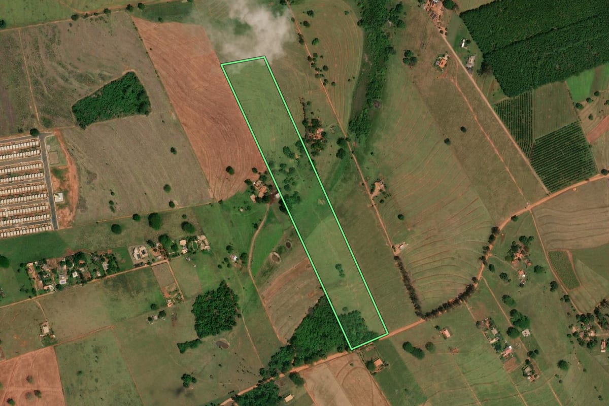 Imagem de satélite do imóvel rural em Álvares Florence (SP), com o contorno declarado no CAR desenhado por cima.