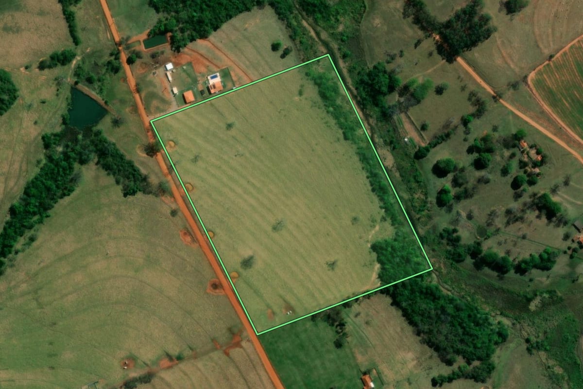 Imagem de satélite do imóvel rural em Álvares Florence (SP), com o contorno declarado no CAR desenhado por cima.