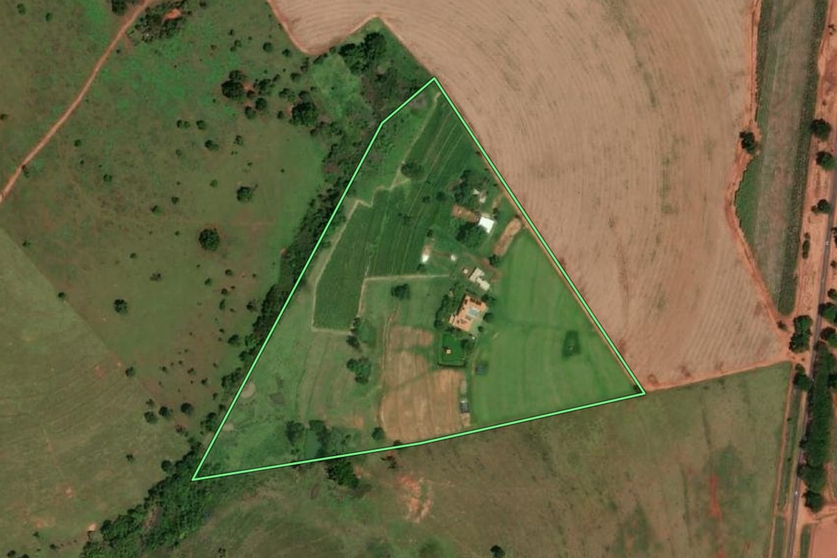 Imagem de satélite do imóvel rural em Álvares Florence (SP), com o contorno declarado no CAR desenhado por cima.