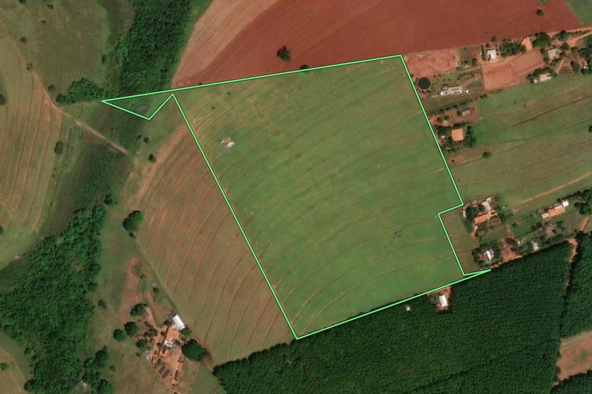 Imagem de satélite do imóvel rural em Álvares Florence (SP), com o contorno declarado no CAR desenhado por cima.