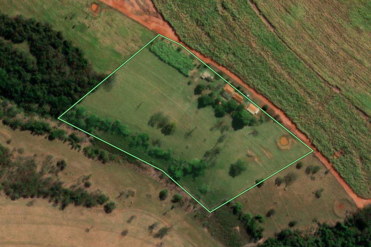 Imagem de satélite do imóvel rural em Álvares Florence (SP), com o contorno declarado no CAR desenhado por cima.