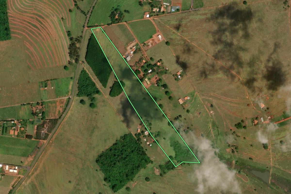 Imagem de satélite do imóvel rural em Álvares Florence (SP), com o contorno declarado no CAR desenhado por cima.