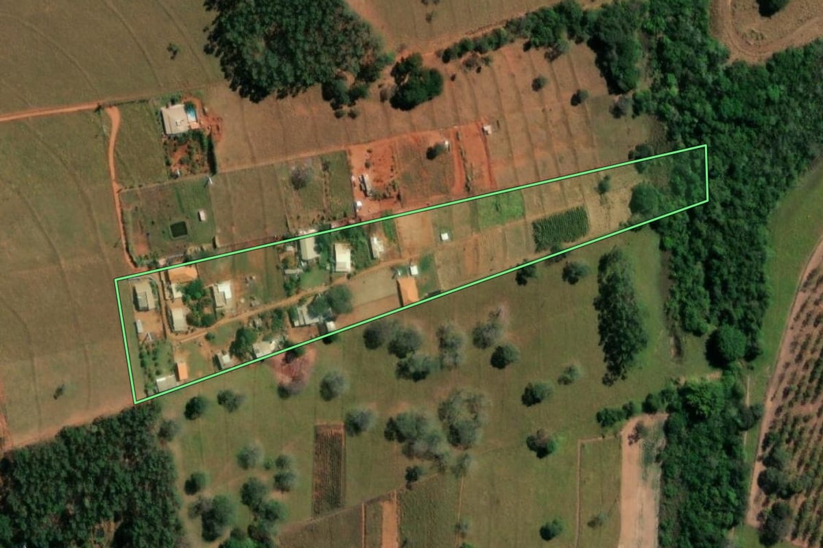 Imagem de satélite do imóvel rural em Álvares Florence (SP), com o contorno declarado no CAR desenhado por cima.
