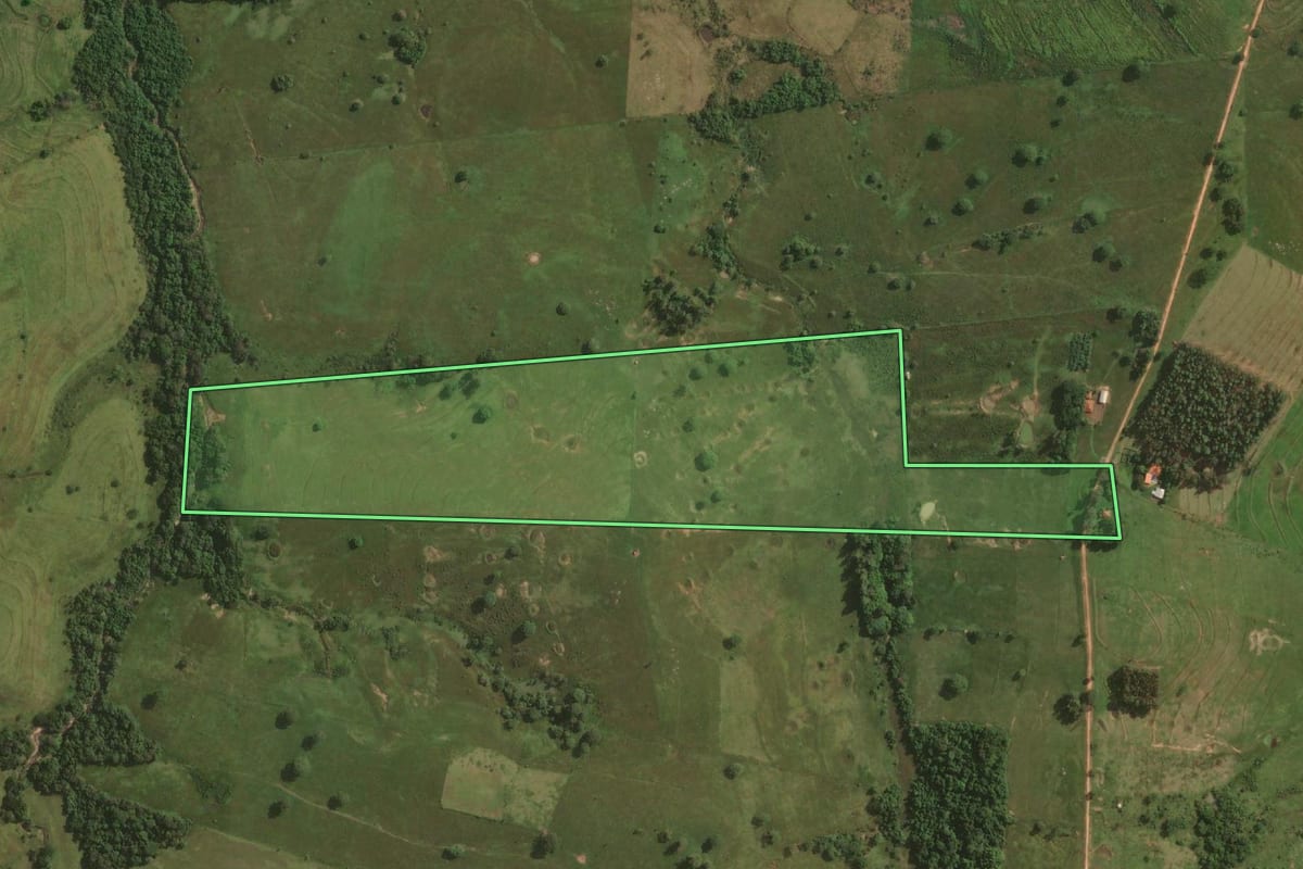 Imagem de satélite do imóvel rural em Álvares Machado (SP), com o contorno declarado no CAR desenhado por cima.