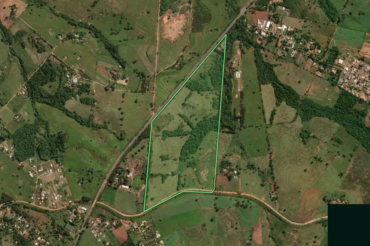 Imagem de satélite do imóvel rural em Álvares Machado (SP), com o contorno declarado no CAR desenhado por cima.
