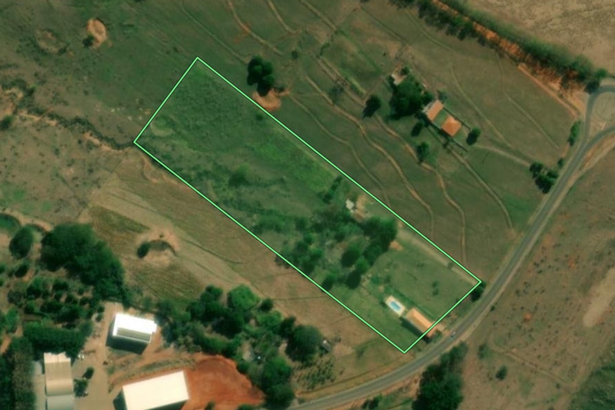 Imagem de satélite do imóvel rural em Álvares Machado (SP), com o contorno declarado no CAR desenhado por cima.
